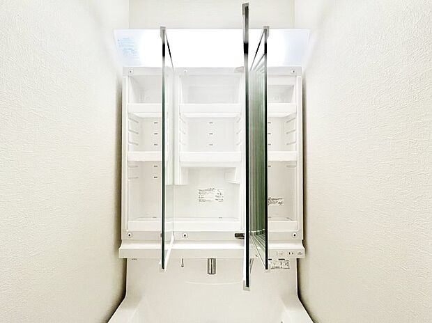 【その他設備(三面鏡裏収納)】三面鏡の裏に、化粧品や衛生用品などを収納可能。洗面台をすっきりと保ちます！