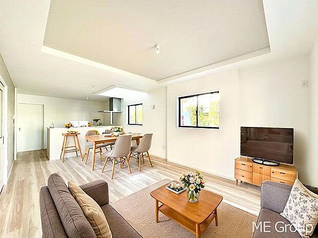 【リビング】ご家族の賑やかな話し声で包まれる明るいリビング  ※家具はCGです