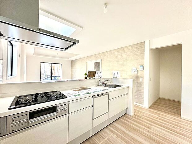 【ダイニングキッチン】料理をしながらでもご家族との会話を楽しめる対面キッチン