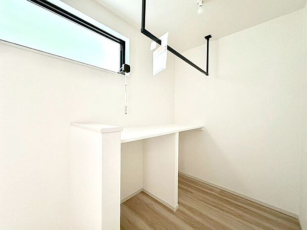 【その他設備(ランドリールーム)】ランドリールーム。梅雨や花粉の時期に大活躍します。    