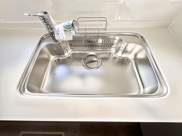 【その他設備(シンク)】広々としたシンクでお料理やお皿洗いもラクラク快適に!