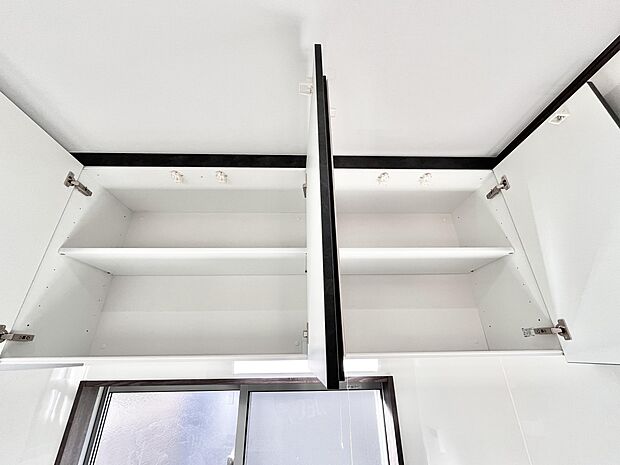 【その他設備(吊戸棚)】キッチン上部の吊戸棚を設置しました。