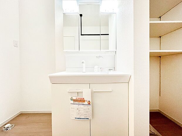 【洗面台・洗面所】スタイリングに便利な三面鏡、ミラーキャビネットで細かい物スッキリ