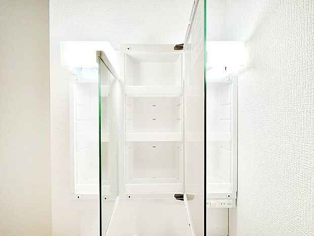 【その他設備(三面鏡裏収納)】三面鏡の裏に、化粧品や衛生用品などを収納可能。洗面台をすっきりと保ちます！