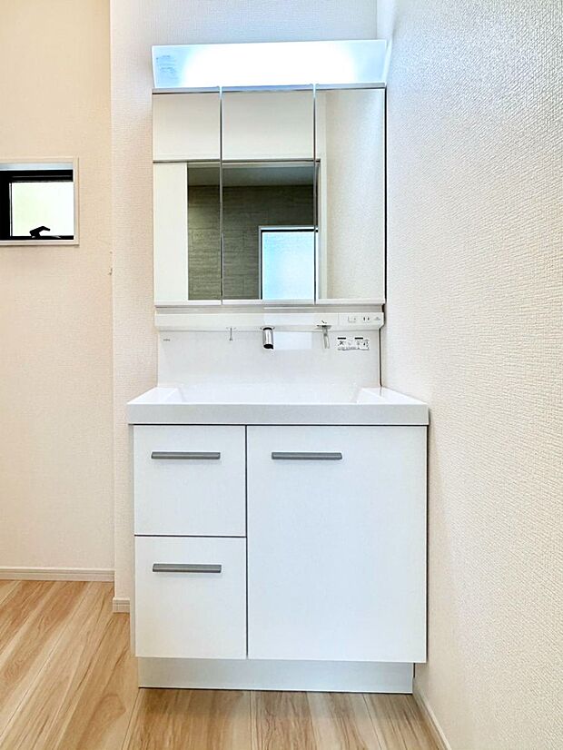 【洗面台・洗面所】大きく見やすい三面鏡で清潔感ある洗面台は、身だしなみチェックや肌のお手入れにおすすめです。