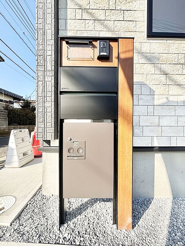【その他現地】表札・インターホン・ポスト・宅配ＢＯＸをひとつに集約。エントランスになじむシンプルデザイン。