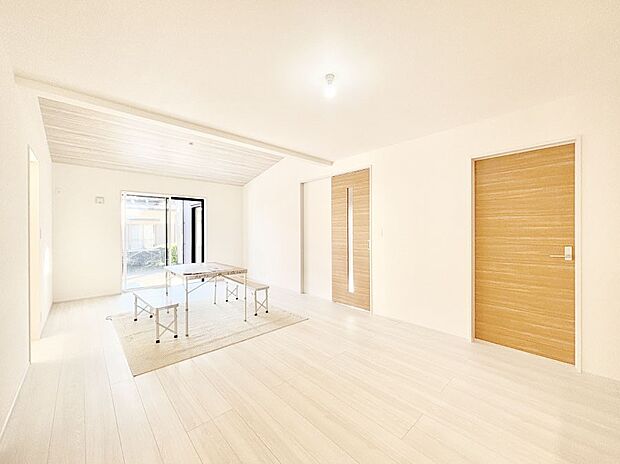 【ダイニング】家族の笑顔が自然と生まれてくる、そんな雰囲気のダイニングに仕上がっています 