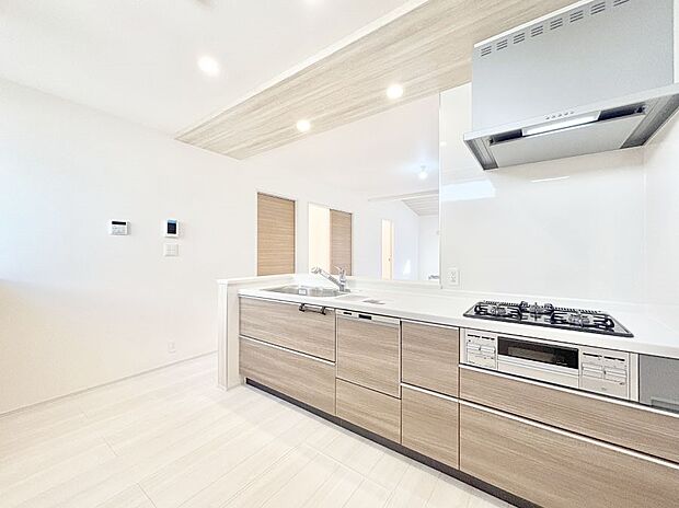 【ダイニングキッチン】ゆとりあるキッチンではご家族と楽しくお料理ができます。