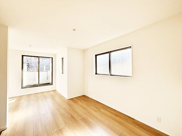 【リビングダイニング】大きな窓からたっぷりの陽光と風を感じられるリビング