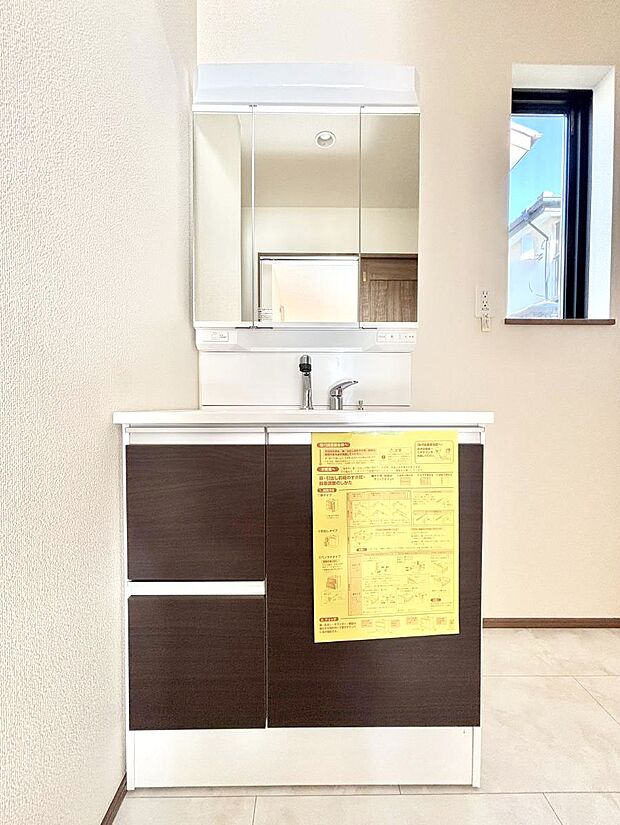 【洗面台・洗面所】大きく見やすい三面鏡で清潔感ある洗面台は、身だしなみチェックや肌のお手入れにおすすめです。