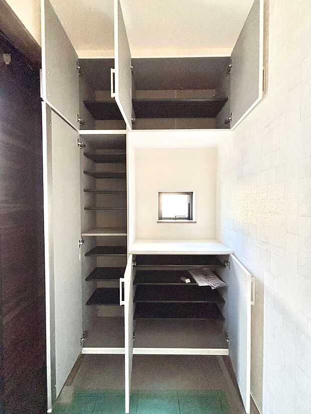 【その他設備(シューズボックス)】たっぷり収納できるシューズボックスで家族全員の靴も、玄関すっきり。