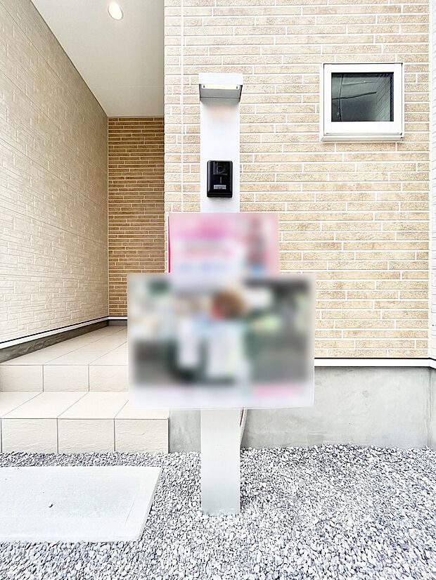 【その他現地】シンプルデザインのポスト。