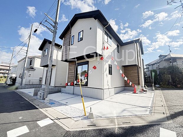 【現地外観写真】陽光と開放感に恵まれた角地を活かした住まい！