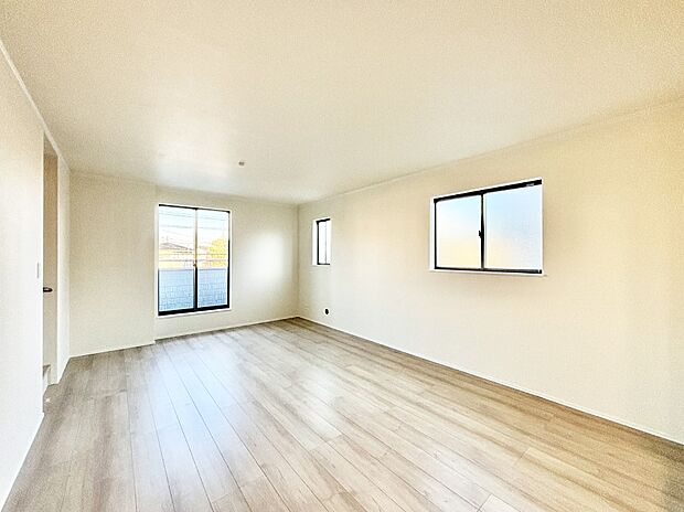 【リビングダイニング】大きな窓からたっぷりの陽光と風を感じられるリビング