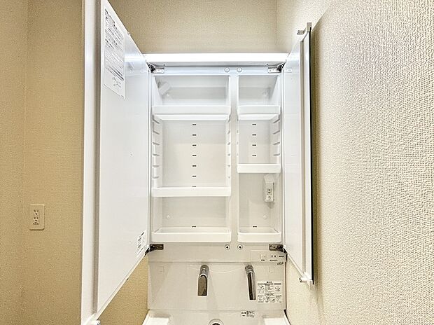 【その他設備(三面鏡裏収納)】三面鏡の裏に、化粧品や衛生用品などを収納可能。洗面台をすっきりと保ちます！