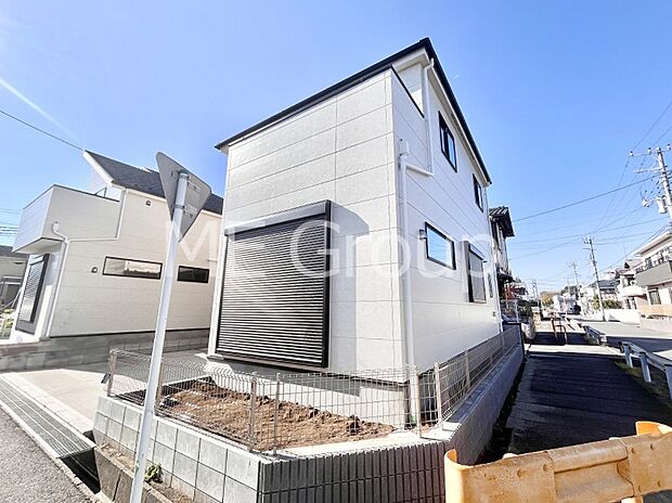 【現地外観写真】洗練された外観、上質な住空間が広がる室内は永く安心して過ごせる住居です。