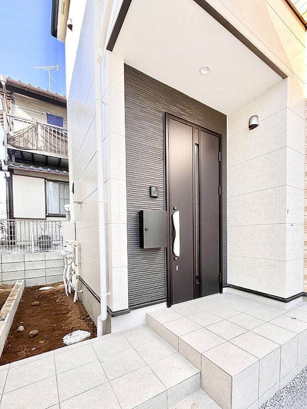 【玄関】大切な家族、来客を出迎える玄関。