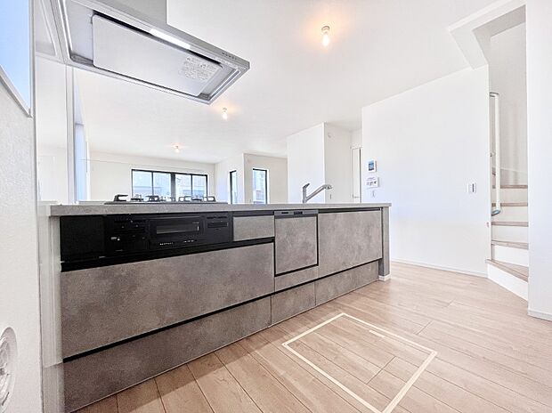 【ダイニングキッチン】ゆとりあるキッチンではご家族と楽しくお料理ができます。