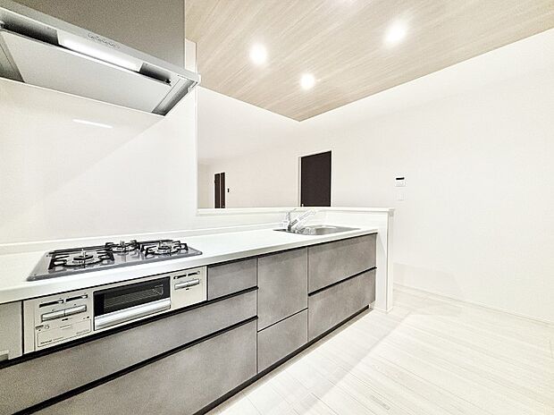 【ダイニングキッチン】料理をしながらでもご家族との会話を楽しめる対面キッチン