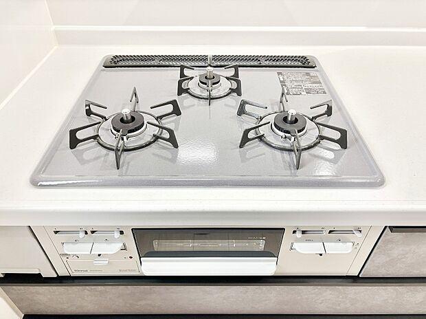 【その他設備(三ツ口コンロ)】三口ガスコンロでお料理が一気にはかどりそう。  