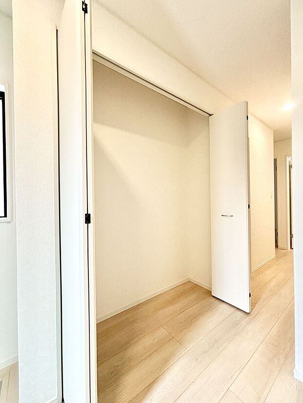 【その他設備(廊下収納)】廊下収納。掃除道具や季節の小物を収納することができます。