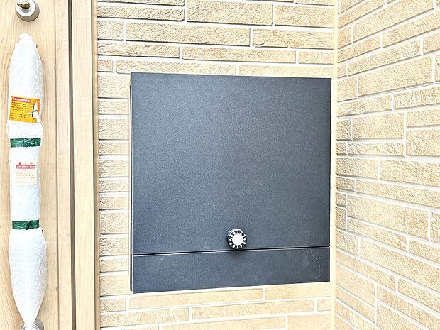 【その他現地】シンプルデザインのポスト。