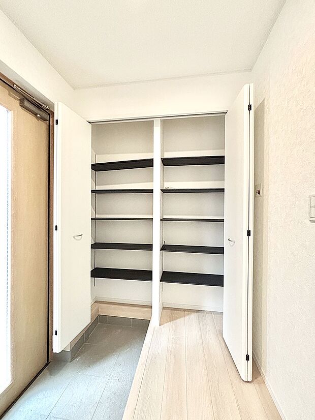 【その他設備(シューズボックス)】たっぷり収納できるシューズボックスで家族全員の靴も、玄関すっきり。