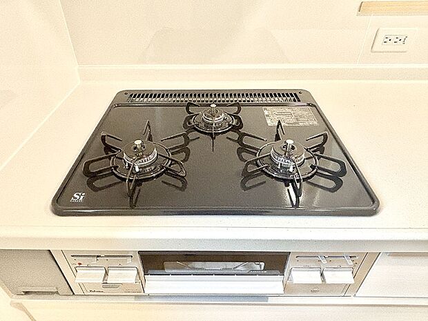 【その他設備(Siセンサーコンロ)】ガスコンロはSiセンサー搭載。火力調節や焦げ付き・消し忘れも防いでくれます。