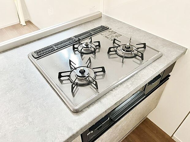 【その他設備(三ツ口コンロ)】三口ガスコンロでお料理が一気にはかどりそう。  