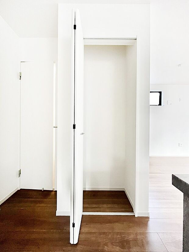 【その他設備(パントリー)】食材のストックはもちろん、日用品の収納など使い方はいろいろ！    