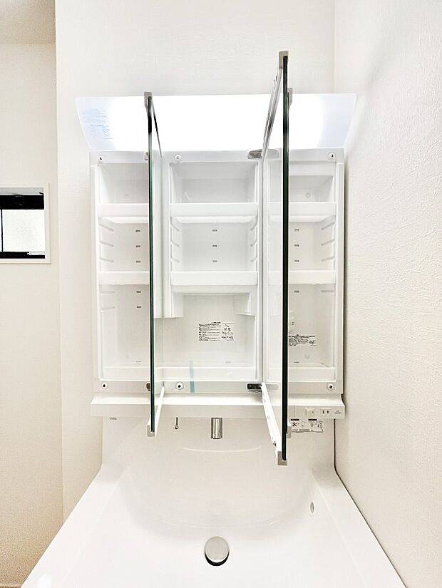 【その他設備(三面鏡裏収納)】三面鏡の裏に、化粧品や衛生用品などを収納可能。洗面台をすっきりと保ちます！