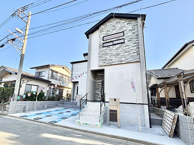 【現地外観写真】たっぷりの陽光と開放感に包まれる明るい住まい  