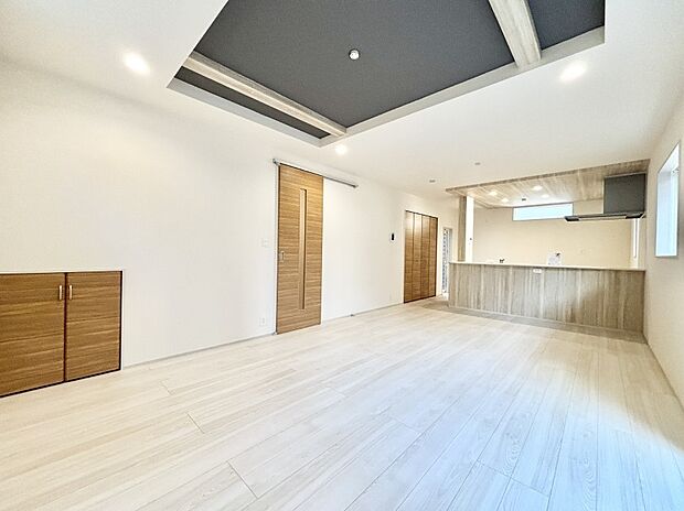 【リビングダイニング】折上天井は立体的な奥行きがあるので、天井が広く見えて開放的な空間を演出できます。  