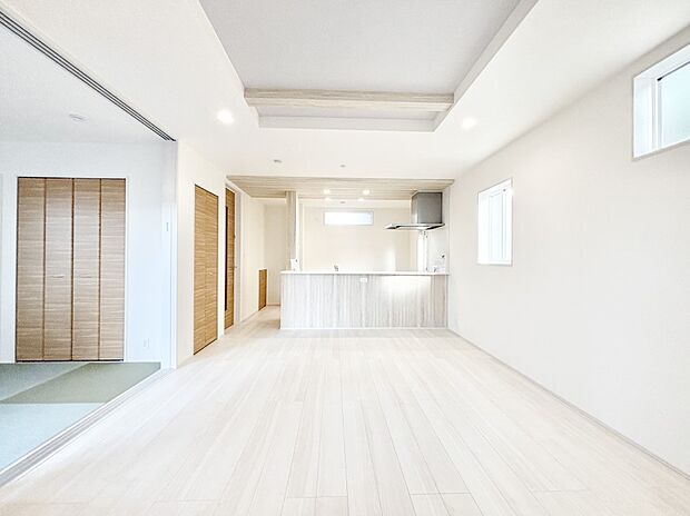 【リビングダイニング】明るい陽光が注ぎ、寛ぎの雰囲気に満たされるリビング・ダイニング。 