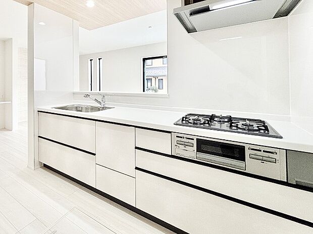 【ダイニングキッチン】リビングで遊ぶお子様を見守りながらお料理ができる対面キッチン。  