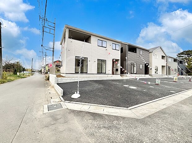 【前面道路含む現地写真】角地なので日当たりも良く、お家が堂々として見えます。