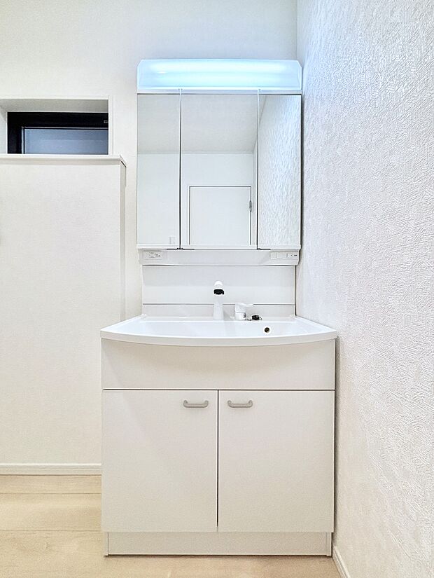 【洗面台・洗面所】大きく見やすい三面鏡で清潔感ある洗面台は、身だしなみチェックや肌のお手入れにおすすめです。