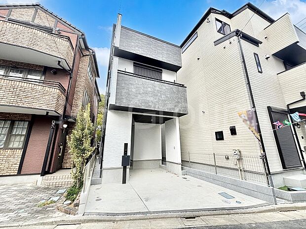 【現地外観写真】洗練された外観、上質な住空間が広がる室内は永く安心して過ごせる住居です。