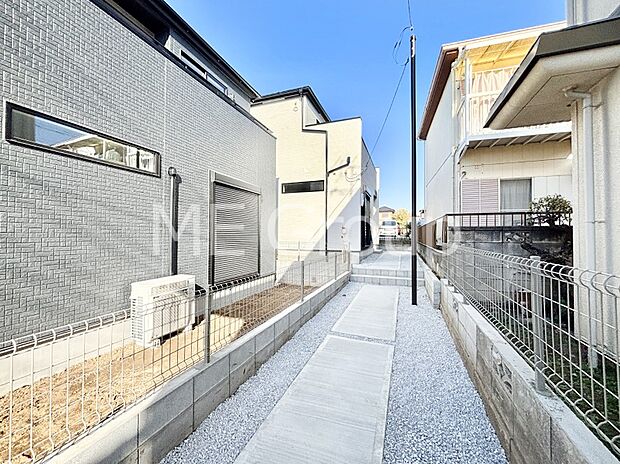 【現地外観写真】奥まった地形は、車道に面しておらず、静かでプライベート感を味わえる立地です。 