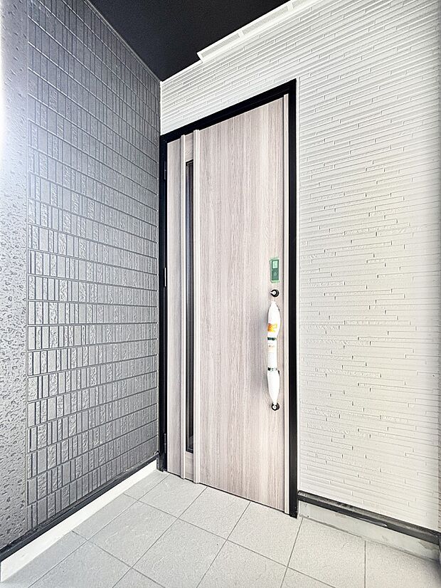 【玄関】大切な家族、来客を出迎える玄関。