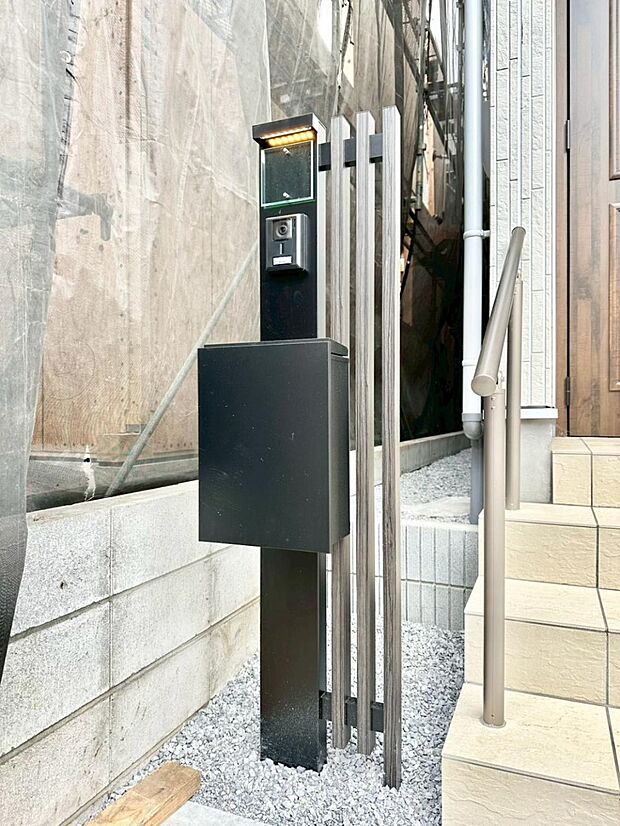 【その他現地】表札・インターホン・ポストをひとつに集約。エントランスになじむシンプルデザイン。