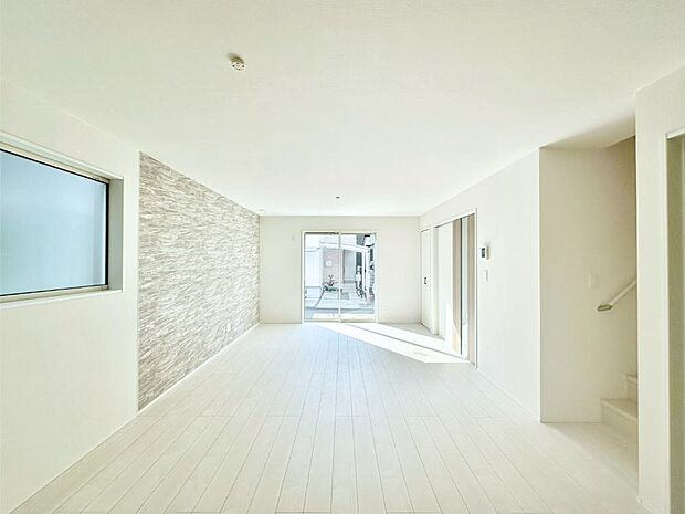 【ダイニング】日当たりの良いリビング。お気に入りのグリーンを飾れば更に心地よさがアップ！