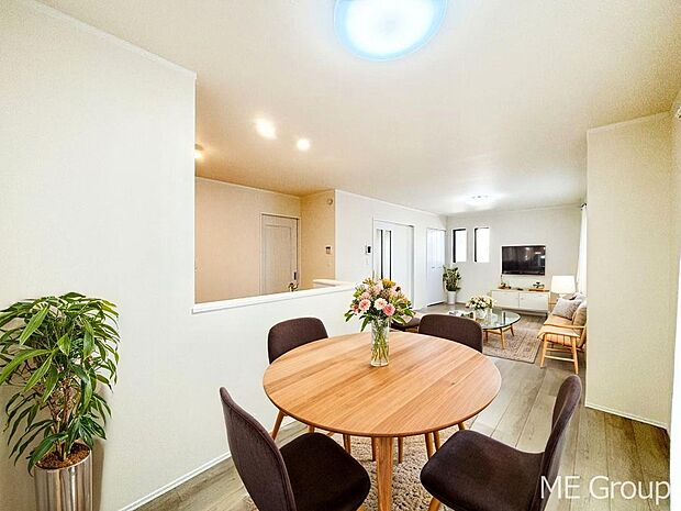 【リビング】家族の和やかな会話が聞こえてきそう。開放感のあるリビングです。※家具はCGです