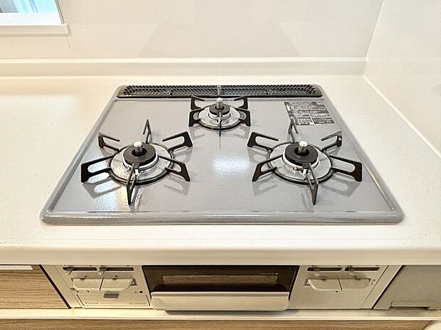 【その他設備(Siセンサーコンロ)】ガスコンロはSiセンサー搭載。火力調節や焦げ付き・消し忘れも防いでくれます。