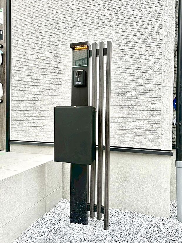 【その他現地】シンプルデザインのポスト。
