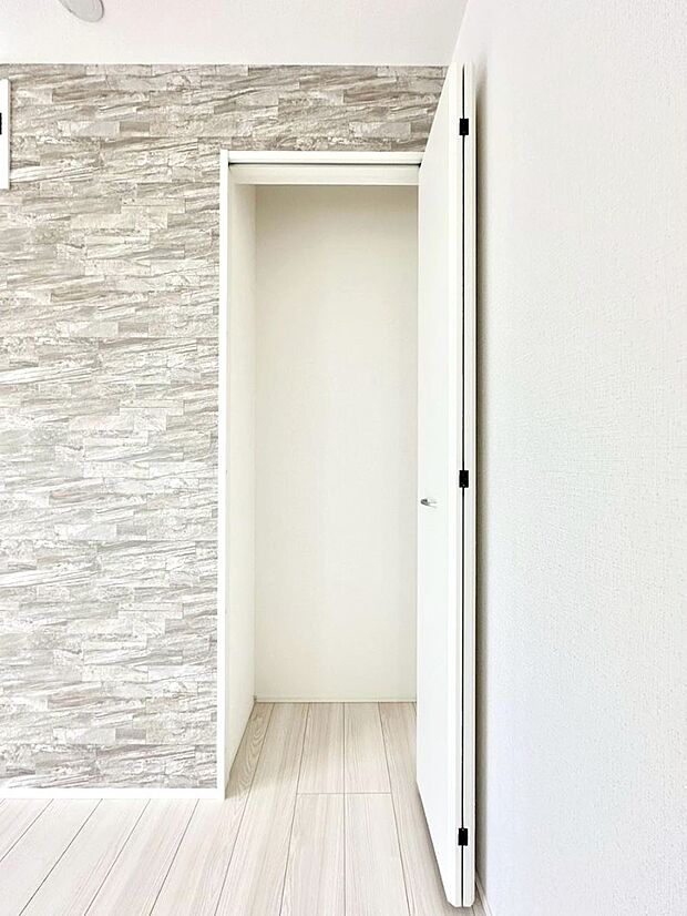 【その他設備(リビング収納)】リビング収納。ここに収納があると物が集まるLDKがスッキリ片付きそうですね。