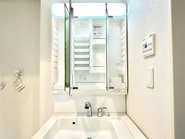 【その他設備(三面鏡裏収納)】三面鏡の裏に、化粧品や衛生用品などを収納可能。洗面台をすっきりと保ちます!