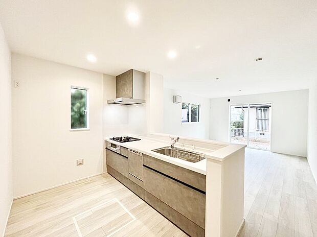 【ダイニングキッチン】料理をしながらご家族との会話を楽しめる対面カウンターキッチン