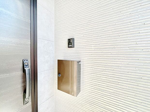 【その他現地】大切な郵便物の盗難を防止してくれるダイヤル錠付きのポスト