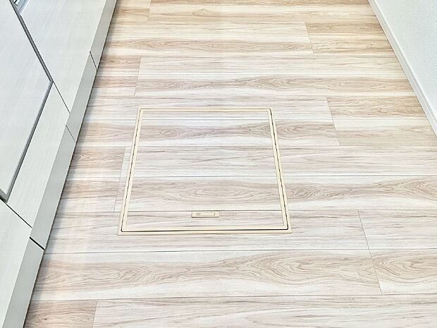 【その他設備(床下収納)】床下収納付き！日用品・非常用品の収納にも大活躍。
